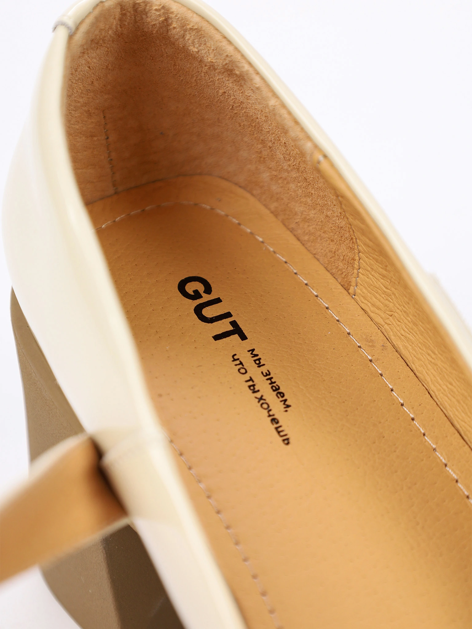 Туфли мэри-джэйн лакированные молочного цвета на высоком каблуке